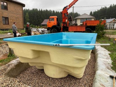 Процесс установки композитного бассейна в котлован с гравийной подушкой и техникой